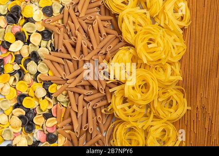 Draufsicht über verschiedene Arten italienischer Pasta. Lebensmittelhintergrund Stockfoto