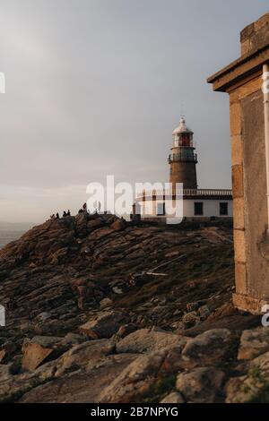 Wunderschöner Leuchtturm und felsige Küste bei Sonnenuntergang in Galicien, Spanien Stockfoto