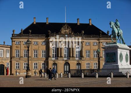 Kopenhagen, Dänemarks Hauptstadt Amalienborg, aus Bronze gegossenes Reiterstandbild von König Frederik V. und Frederik VIII. Palast Stockfoto