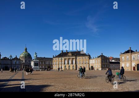 Kopenhagen, Dänemarks Hauptstadt Amalienborg, aus Bronze gegossenes Reiterstandbild von König Frederik V. und Frederik VIII. Palast Stockfoto