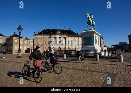 Kopenhagen, Dänemarks Hauptstadt Amalienborg, aus Bronze gegossenes Reiterstandbild von König Frederik V. und Frederik VIII. Palast Stockfoto