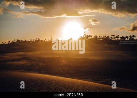 Maspalomas, Kanarische Inseln. Wüstendünen bei Sonnenuntergang mit sehr orangefarbenen Tönen Stockfoto