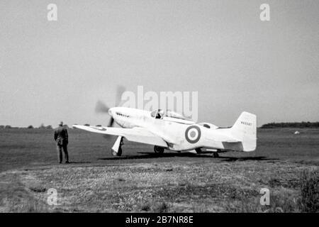 Ein NORDAMERIKANISCHER P-51D MUSTANG im Sywell Aerodrome, Northamptonshire im Jahr 1967 Stockfoto