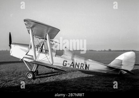 Ein Tiger Moth im Sywell Aerodrome, Northamptonshire im Jahr 1967 Stockfoto