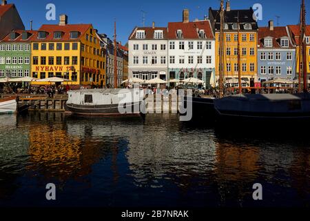 Kopenhagen, Dänemarks Hauptstadt, Nyhavn historisches Hafengebiet, Kanal- und Unterhaltungsviertel, gesäumt von farbenfrohen Stadthäusern aus dem 17. Und 18. Jahrhundert Stockfoto