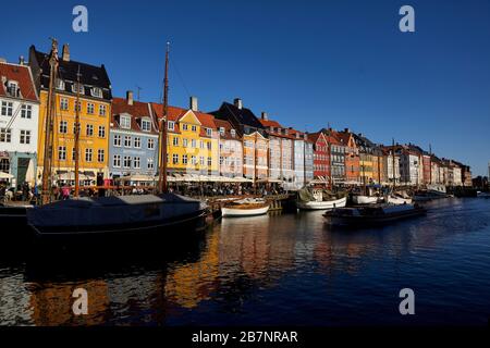 Kopenhagen, Dänemarks Hauptstadt, Nyhavn historisches Hafengebiet, Kanal- und Unterhaltungsviertel, gesäumt von farbenfrohen Stadthäusern aus dem 17. Und 18. Jahrhundert Stockfoto