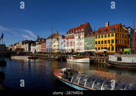 Kopenhagen, Dänemarks Hauptstadt, Nyhavn historisches Hafengebiet, Kanal- und Unterhaltungsviertel, gesäumt von farbenfrohen Stadthäusern aus dem 17. Und 18. Jahrhundert Stockfoto