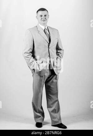 Sicher Mann. Das moderne Leben. Mann Anzug. Formelle Mode und Kleiderordnung. Geschäftsmann. Büroalltag. Multimillionär. Formelle Partei oder die Besprechung. Geschäftsinhaber. Mode im Bilden. Stockfoto