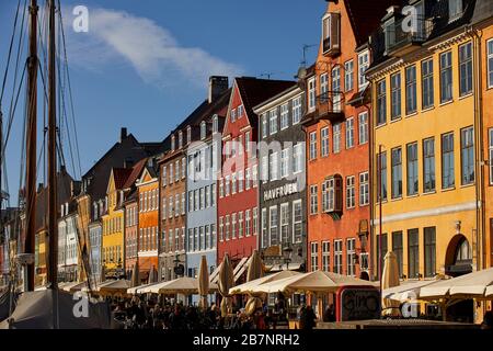 Kopenhagen, Dänemarks Hauptstadt, Nyhavn historisches Hafengebiet, Kanal- und Unterhaltungsviertel, gesäumt von farbenfrohen Stadthäusern aus dem 17. Und 18. Jahrhundert Stockfoto