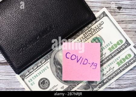 Coronavirus Zuneigung zum Geschäfts- und Finanzkonzept. Word Covid-19 auf Papier Draufsicht mit Pass und 100 Dollar Banknotenwohnung lag Stockfoto