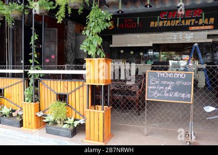 Vietnam. März 2020. Das Foto, das am 17. März 2020 aufgenommen wurde, zeigt ein Restaurant, das in Vietnams zentraler Stadt Hue geschlossen ist. Vietnams Gesundheitsministerium sagte am Dienstagabend, dass fünf weitere Menschen vor Ort positiv auf das neuartige Coronavirus getestet haben, was die insgesamt bestätigten COVID-19-Fälle im Land auf 66 brachte. (VNA/Handout über Xinhua) Kredit: Xinhua/Alamy Live News Stockfoto