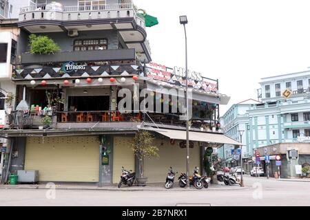 Vietnam. März 2020. Das am 17. März 2020 aufgenommene Foto zeigt eine geschlossene Bar in Vietnams Innenstadt Hue. Vietnams Gesundheitsministerium sagte am Dienstagabend, dass fünf weitere Menschen vor Ort positiv auf das neuartige Coronavirus getestet haben, was die insgesamt bestätigten COVID-19-Fälle im Land auf 66 brachte. (VNA/Handout über Xinhua) Kredit: Xinhua/Alamy Live News Stockfoto