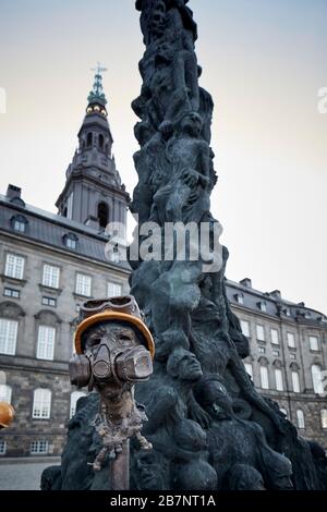 Kopenhagen, die Hauptstadt Dänemarks, die Säule des beschämenden Staates außerhalb des dänischen Parlaments zur Unterstützung von Hongkong-Demonstranten durch Künstler Jens Galschiøt Stockfoto