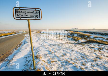 Insel Hallig Langeness, einspurige Straße mit Passplatz, Nordsee, UNESCO-Weltkulturerbe, Nordfriesland, Schleswig-Holstein, Deutschland, Stockfoto