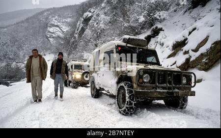 21. Januar 1994 während des Krieges in Zentralbosnien: Nördlich von Gornji Vakuf, Kriegsveterinär Martin Bell von der BBC (links), spaziert mit seinem Kameramann Tony Fallshaw an ihrem gepanzerten Land Rover vorbei. Stockfoto