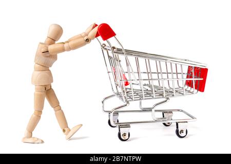 Holzmann schiebt einen Einkaufswagen. Gehen Sie einkaufen und suchen Sie nach Angeboten Stockfoto