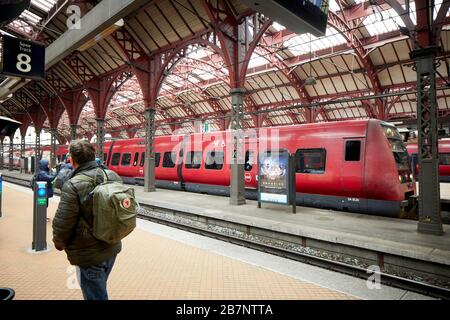 Kopenhagen, die Hauptstadt Dänemarks, der S-Zug der Kopenhagener Hybrid-Stadt-Vorstadt am Hauptbahnhof Stockfoto