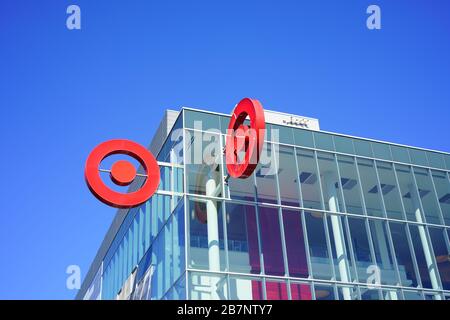 FAIRFAX, VA -23 FEB 2020 - Ansicht des roten Logos von Retail Giant Target außerhalb eines Zielladens im Mosaic District in Fairfax, Virginia. Stockfoto