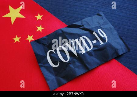 Chinesische Flagge und ein koviszides 19-Coronavirus-Zeichen als Symbol für die chinesische Grippe von wuhan. Stockfoto