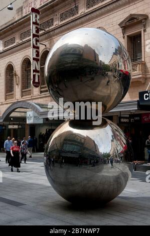 Moderne Skulptur, die Malls Balls von Bert Flügelman in der Rundle Mall, der wichtigsten Fußgängerzone in Adelaide, South Australia Stockfoto