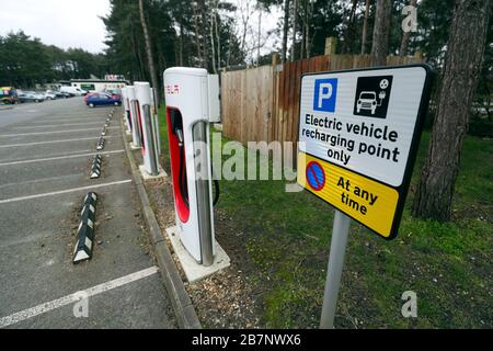 Die Tesla-Ladestationen bei Fleet Services, Hampshire. Stockfoto