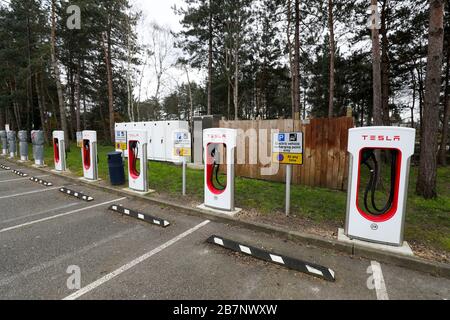 Die Tesla-Ladestationen bei Fleet Services, Hampshire. Stockfoto