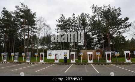 Die Tesla-Ladestationen bei Fleet Services, Hampshire. Stockfoto