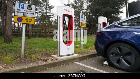 Die Tesla-Ladestationen bei Fleet Services, Hampshire. Stockfoto