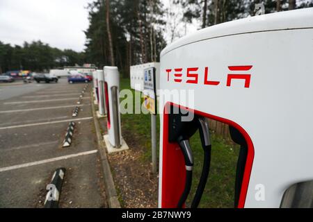 Die Tesla-Ladestationen bei Fleet Services, Hampshire. Stockfoto