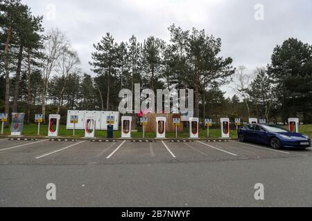 Die Tesla-Ladestationen bei Fleet Services, Hampshire. Stockfoto