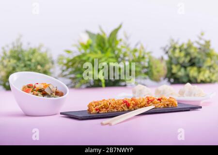 Platte aus gebratenem Reis mit verschiedenen Gemüse und Knödel Stockfoto