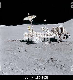 Apollo 15 - NASA, 1971. Apollo 15 wurde die erste Mission, die das Lunar Roving Vehicle verwendete. Hier wird der LRV nach der dritten Apollo 15 EVA, 1971 vor dem Mondhintergrund fotografiert. Stockfoto