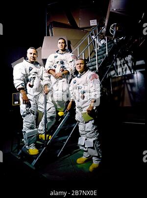 Apollo 8 - NASA, 1968. Zur Besatzung von Apollo 8 gehörten (L bis R) James Lovell, Command Module (CM) Pilot; William anders, Lunar Module (LM) Pilot; und Frank Borman, Commander. Apollo 8 war die erste bemannte Apollo Mission an Bord der Saturn V und das erste bemannte Apollo Handwerk, das in die Mondumlaufbahn kam, die SA-503, Apollo 8 Mission Rettungsfahrt trat am 21. Dezember 1968 auf. Stockfoto