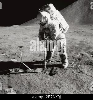 Apollo 15 - NASA, 1971. Der Astronaut von Apollo 15 James Irwin nutzt eine Schaufel, um im Mondboden vor dem Mount Hadley, 1971 zu graben. Stockfoto