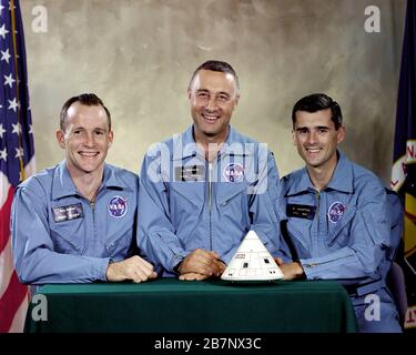 Apollo 1 - NASA, c 1967. Porträt der Apollo 1-Hauptbesatzung für den ersten bemannten Apollo Weltraumflug. Von links nach rechts sind: Edward H. White II, Virgil I. "Gus" Grissom und Roger B. Chaffee. Am 27. Januar 1967 um 17:31 Uhr CST (6:31 Ortszeit) während eines routinemäßigen simulierten Starttests an Bord der Apollo Saturn V Moon Rakete entzündete ein elektrischer Kurzschluss im Apollo Command Module die reine Sauerstoffumgebung und alle drei Apollo 1 Crewmitglieder starben. Stockfoto