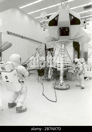 Apollo 13 - NASA, 1970. Apollo 13 Astronauten James A. Lovell und Fred W. Haise, Jr., während des Übungsmoonwalk im Kennedy Space Center, 1970. Stockfoto