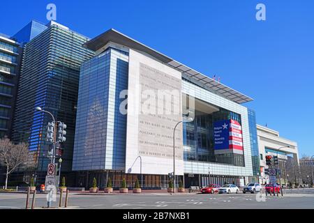 WASHINGTON, DC - 23. FEBRUAR 2020 - Ansicht des Newseum, ein interaktives Museum über die Entwicklung der Kommunikation und Nachrichten, das sich an der Pennsylvania Avenue befindet Stockfoto