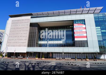 WASHINGTON, DC - 23. FEBRUAR 2020 - Ansicht des Newseum, ein interaktives Museum über die Entwicklung der Kommunikation und Nachrichten, das sich an der Pennsylvania Avenue befindet Stockfoto