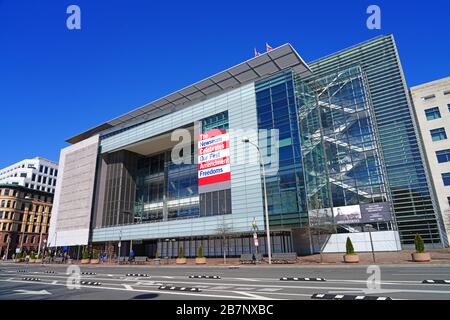 WASHINGTON, DC - 23. FEBRUAR 2020 - Ansicht des Newseum, ein interaktives Museum über die Entwicklung der Kommunikation und Nachrichten, das sich an der Pennsylvania Avenue befindet Stockfoto