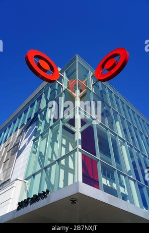 FAIRFAX, VA -23 FEB 2020 - Ansicht des roten Logos von Retail Giant Target außerhalb eines Zielladens im Mosaic District in Fairfax, Virginia. Stockfoto