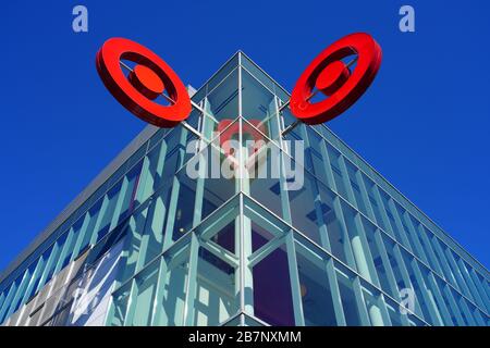 FAIRFAX, VA -23 FEB 2020 - Ansicht des roten Logos von Retail Giant Target außerhalb eines Zielladens im Mosaic District in Fairfax, Virginia. Stockfoto