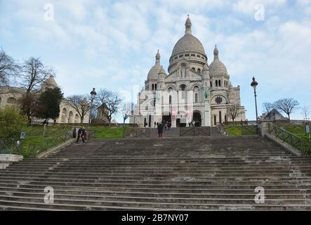 PARIS, FRANKREICH - 17. März 2020: Frankreich ordnete die Blockierung in der Covid-19-Schlacht an, berühmter touristischer Ort wie eine Treppe vor der Kirche Sacré Coeur, normalerweise Stockfoto