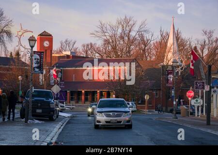 UNIONVILLE, GREATER TORONTO, KANADA - 12. 22. 2019: Blick auf den Sonnenuntergang entlang der Hauptstraße des historischen Dorfes Unionville mit Varley Art Gallery of Stockfoto