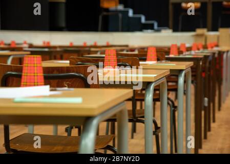 Reihen leerer Stühle und Tische im Prüfungsraum an der Highschool Stockfoto