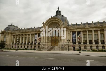 PARIS, FRANKREICH - 17. März 2020: Frankreich ordnete die Sperrung in der Schlacht von Covid-19 an, Ausstellungszentrum und galerie, wie Petit Palais, sind normalerweise überfüllt. Stockfoto