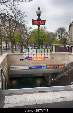 PARIS, FRANKREICH - 17. März 2020: Frankreich ordnete die Sperrung in der Schlacht von Covid-19 an, die Metrostation Trocadero vor dem Eiffelturm ist in der Regel fast überfüllt Stockfoto