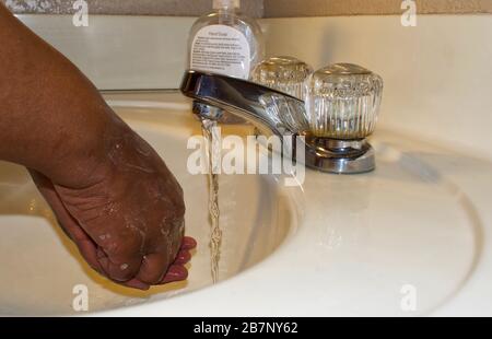 Coronavirus Waschen Hands - Afroamerikanische Frau Stockfoto