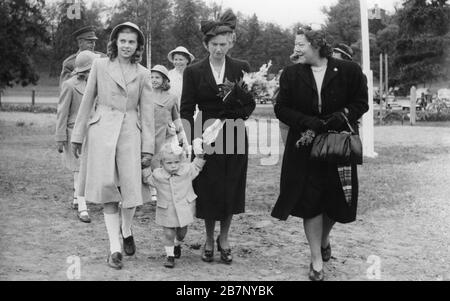 Crown Prince Carl Gustav mit Mutter Sibylla und großer Schwester Margaretha, Stockholm, Schweden, 1947. Im Hintergrund steht unter anderem die Kinderkrankenschwester Nenne Bjornberg. Stockfoto