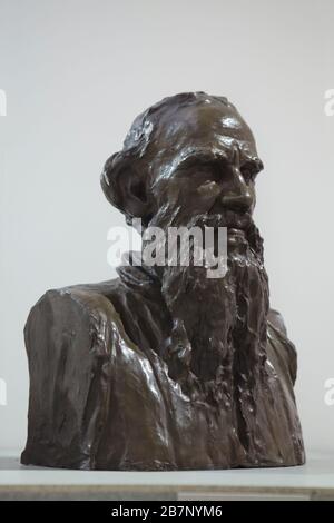 Bronzebüste des russischen Schriftstellers Leo Tolstoi des russischen Künstlers Ilya Repin (1891) auf der Dauerausstellung der Nationalgalerie (Národní galerie) im Veletržní palác (Palast der Messe) in Prag, Tschechien, ausgestellt. Stockfoto