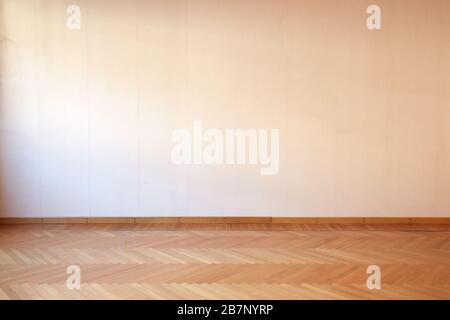 Zimmereinrichtung mit Holzboden in leerer Wohnung Stockfoto